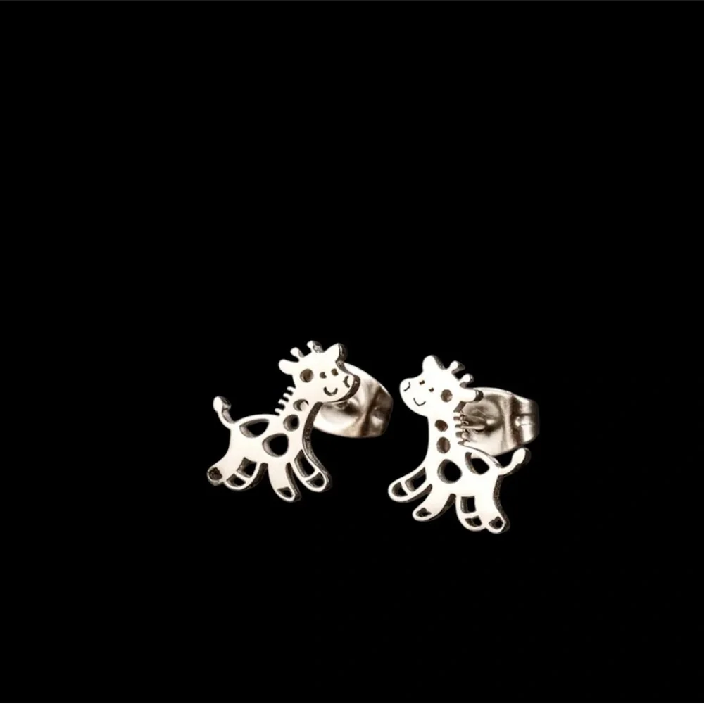 Cute Giraffe Stud Earrings - Picture 3 of 4